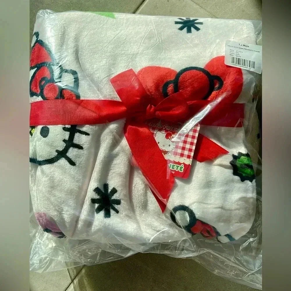 HELLO KITTY PINK PRESENTS THROW Christmas Winter 2024
